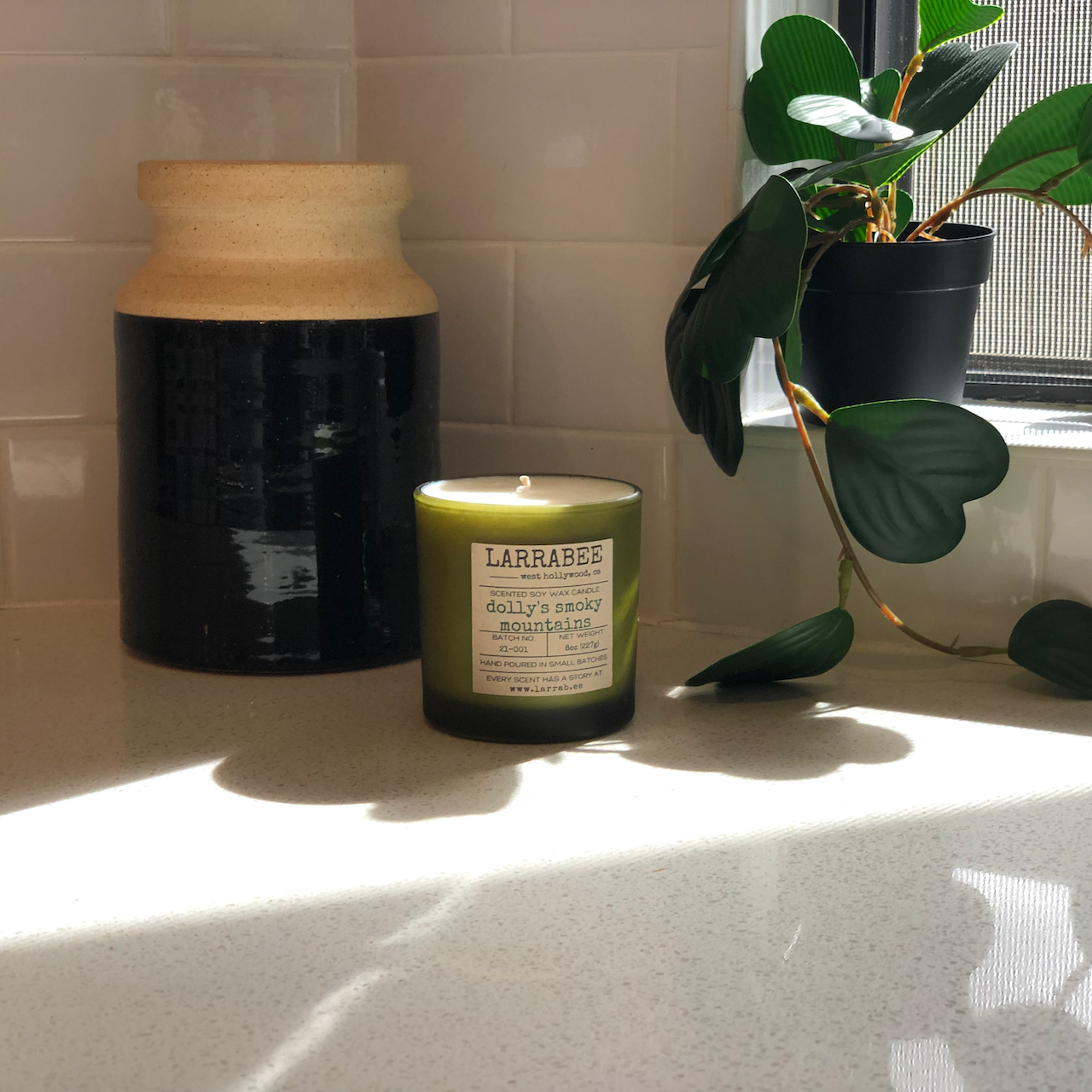 Dolly's Smoky Mountains handcrafted candle Larrab.ee